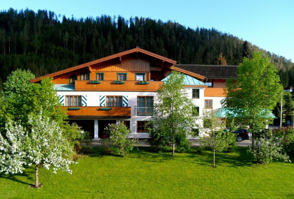 Aparthotel Kristall Altenmarkt im Pongau Exteriör bild
